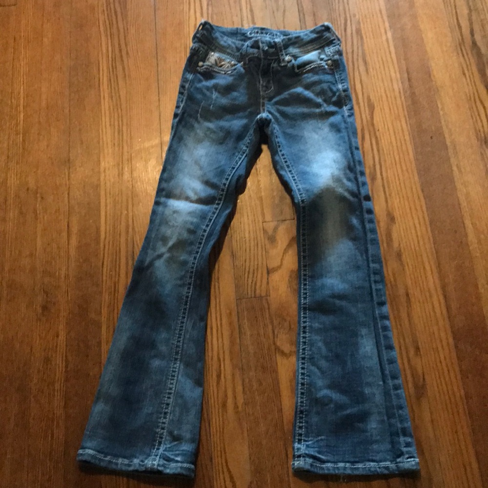 Girl’s Grave In LA Jeans